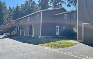 Pet Friendly Spacious 3 Bedroom Condo, Close to Schools, shopping and NAS Whidbey!