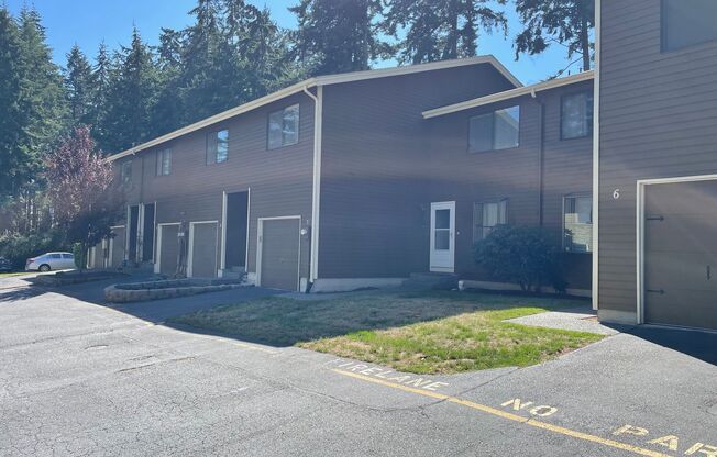 Pet Friendly Spacious 3 Bedroom Condo, Close to Schools, shopping and NAS Whidbey!