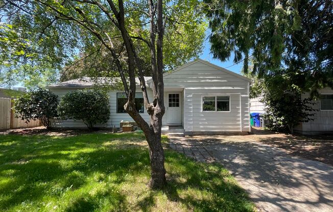 Charming S. Tabor 2 Bed + Bonus Room, 2 Bath Ranch House w/ Washer/Dryer and Incredible Fenced Yard!