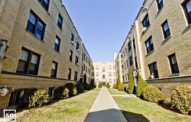 1940 W Wilson Ave