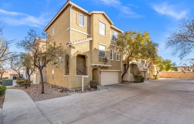 Spacious and Inviting 4-bedroom, Downstairs Bedroom Suite