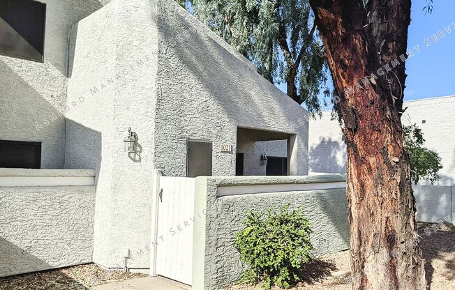***MOVE IN SPECIAL***3 BEDROOM 3 BATH END UNIT TOWNHOME IN GATED QUESTA VIDA