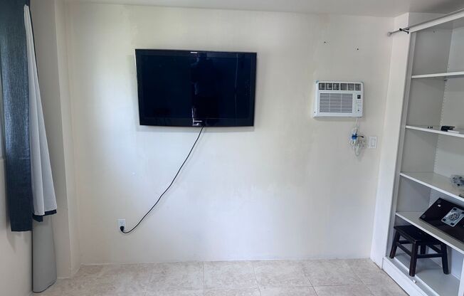 Studio in North Miami Beach Includes Utilities/ Estudio en North Miami Beach Incluye servicios públicos
