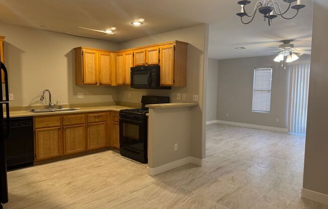 Great townhome in gated community, 3brs, 2bth, 2cg