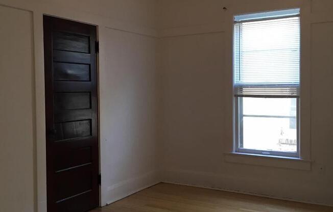 2 beds, 1 bath, 1,400 sqft, $995