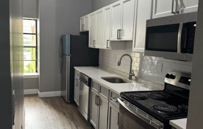 2 beds, 1 bath, 965 sqft, $1,899, Unit 109