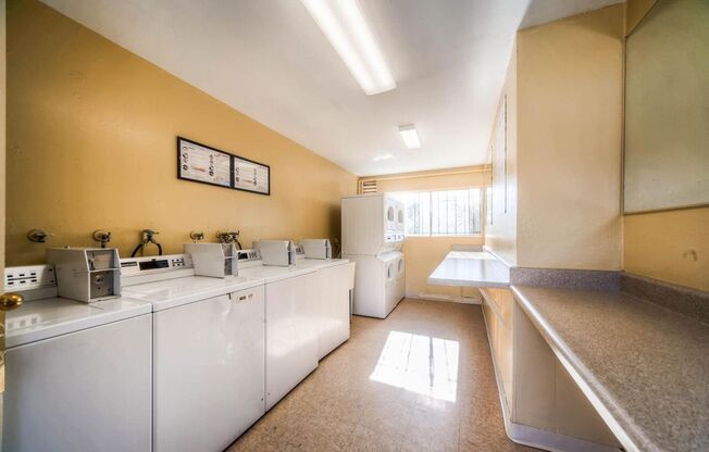 2 beds, 2 baths, 950 sqft, $1,755, Unit 38