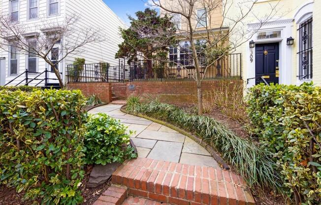 2 beds, 1 bath, 1,000 sqft, $5,250