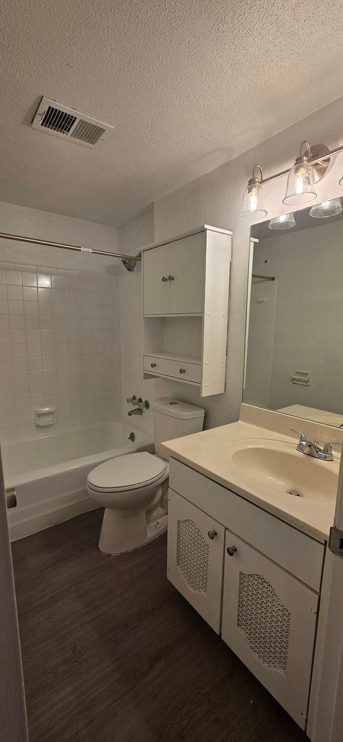 2 beds, 2 baths, 925 sqft, $1,100, Unit 213