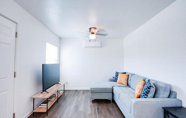 933 HACKBERRY AVE