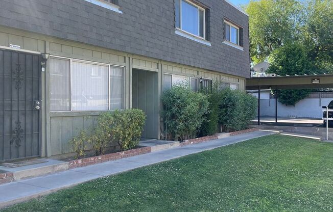 714 E Fountain Way / 3356 N Wishon