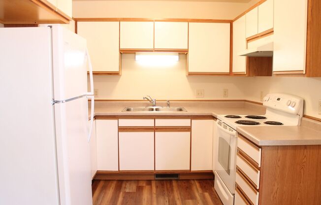 2 beds, 1 bath, $1,000, Unit 4