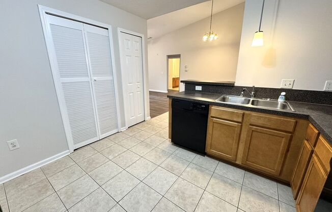 3 beds, 2 baths, $1,395, Unit Unit 207