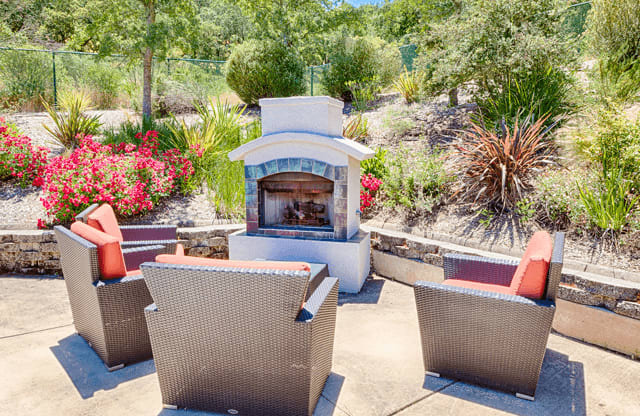 Crooked Oak Apartment Homes in Novato