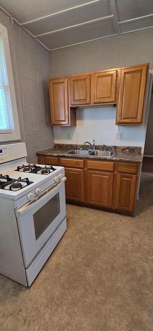 Spacious 1 bed with Storage Shed!