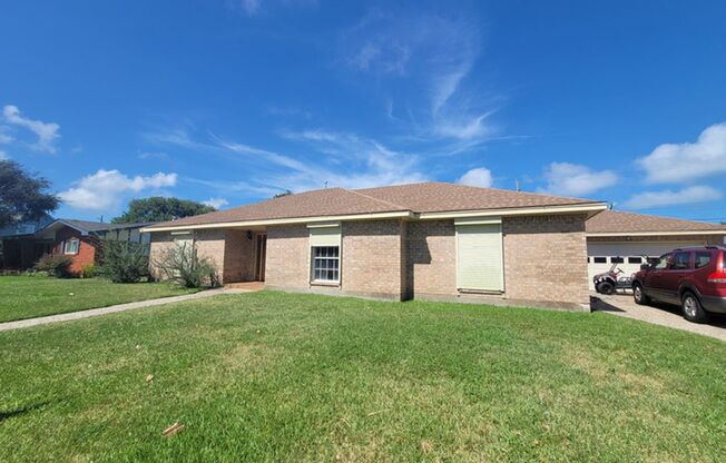 Beautiful 3 bedroom 2 bath Large Backyard with a Swimming Pool