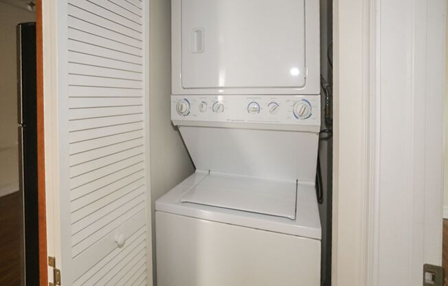 2 beds, 1 bath, 854 sqft, $2,750, Unit 3816S-1E