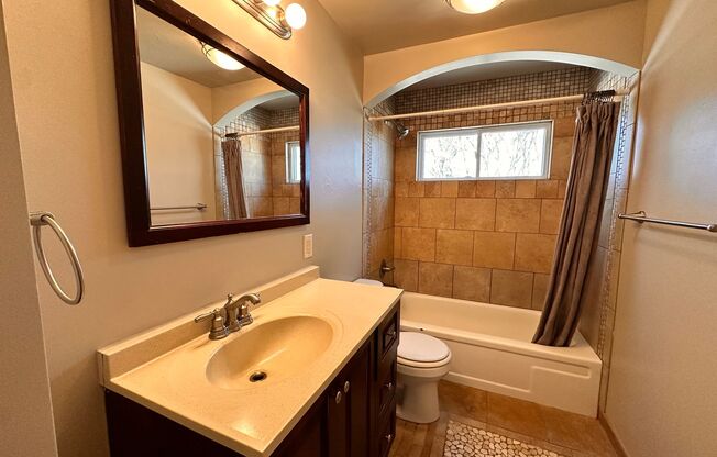 2 beds, 1 bath, 800 sqft, $1,695, Unit 509 7th St - Upper unit