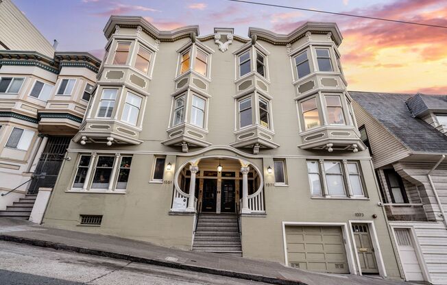 Gorgeous 4BR/2.5BA Nob Hill Home with Shared Rooftop Deck, Parking Space Included & In-Unit Laundry