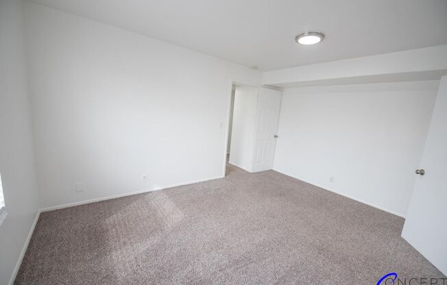 2 beds, 1 bath, 920 sqft, $1,249, Unit 32