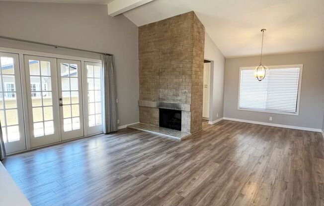 2 Bed/2 Bath Completely Remodeled Townhome for Rent @ Park Place Estates!