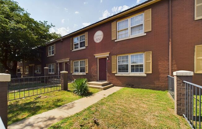 2 beds, 1 bath, 747 sqft, $700