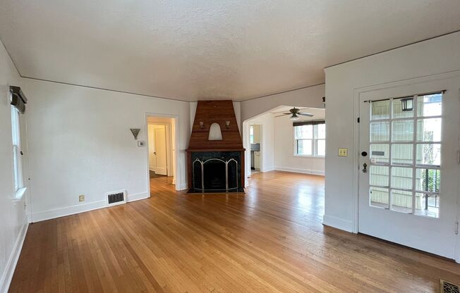 Charming 3 Bed + 1.5 Bath Home in NE Portland! Near Adidas, Hardwood Floors and Fireplace!!