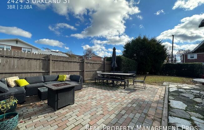 2424 S OAKLAND ST