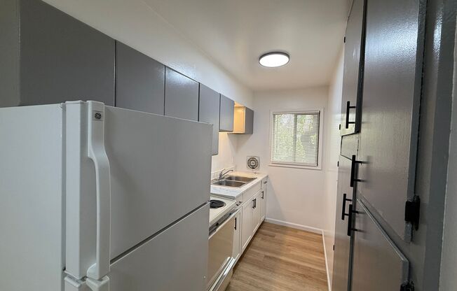 Convenient Lower South Hill Apartment Community!