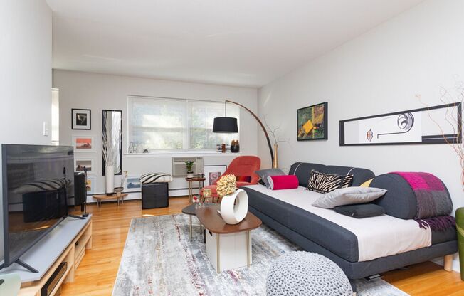 1 bed, 1 bath, $2,090, Unit 352