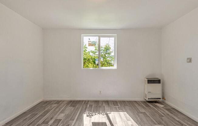 847 W 43 ST