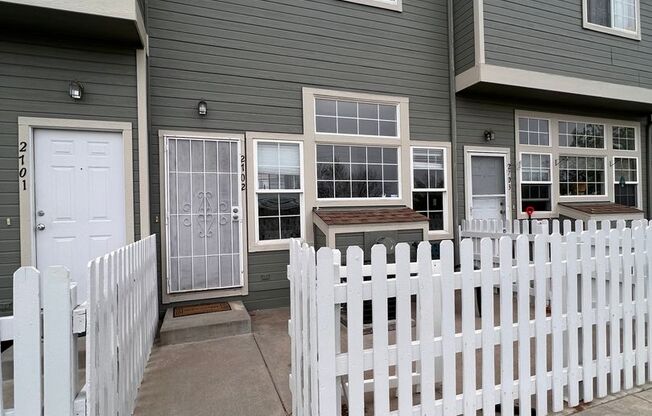 Gorgeous 2 bed/2.5 bath townhome in Welby Glen
