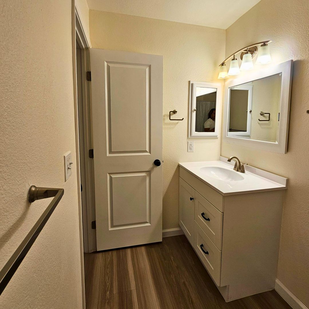 Dedicated to ACTIVE MILITARY OR VETERAN FAMILIES - 3BR/2BA Townhome in NLV!