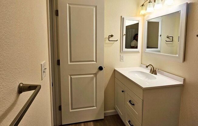 Dedicated to ACTIVE MILITARY OR VETERAN FAMILIES - 3BR/2BA Townhome in NLV!