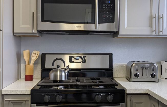 LB1027 - 1049 E. Hill St