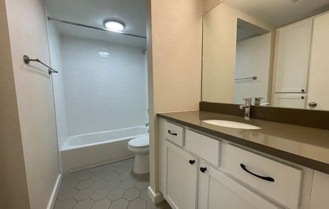 2 beds, 1 bath, 900 sqft, $1,321, Unit LAW7-112