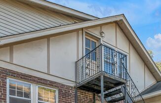 2 beds, 1 bath, $1,600, Unit #B