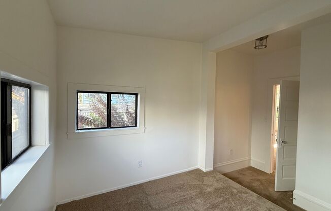 2 beds, 1 bath, $2,200, Unit 2263 1/2 Pacific (Back Unit)