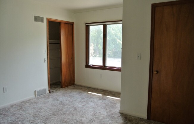 4 beds, 1.5 baths, $1,295, Unit Main floor