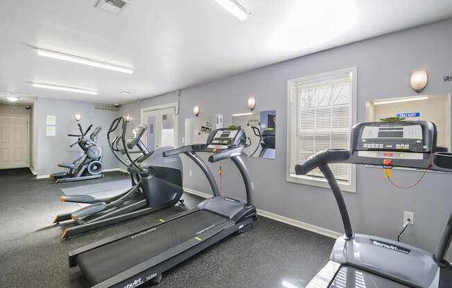 Apartments with a fitness center in Kalamazoo. Treadmills in a gym in Hunter's Ridge Apartments near WMU