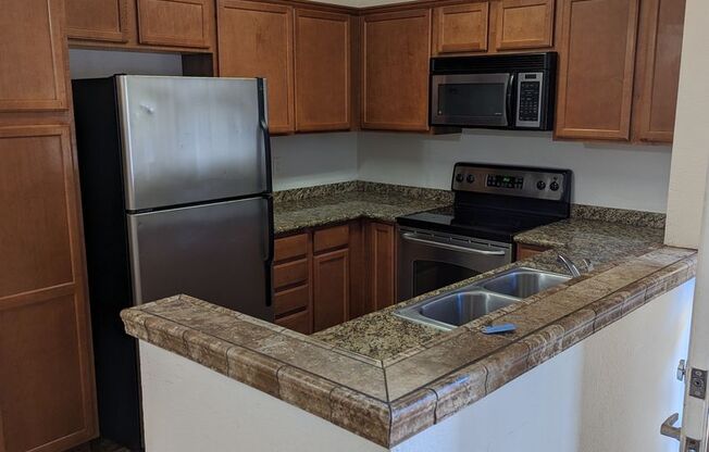 AMENITIES! Upstairs 1 Bed/ 1 Bath at Villla MonteVina