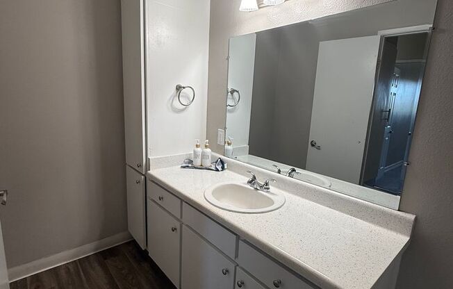 2 beds, 1 bath, 772 sqft, $2,325, Unit 37