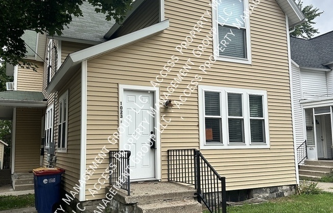 1023 HELEN ST NE