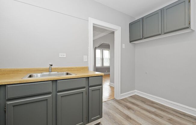 2 beds, 1 bath, $1,800, Unit 957-3