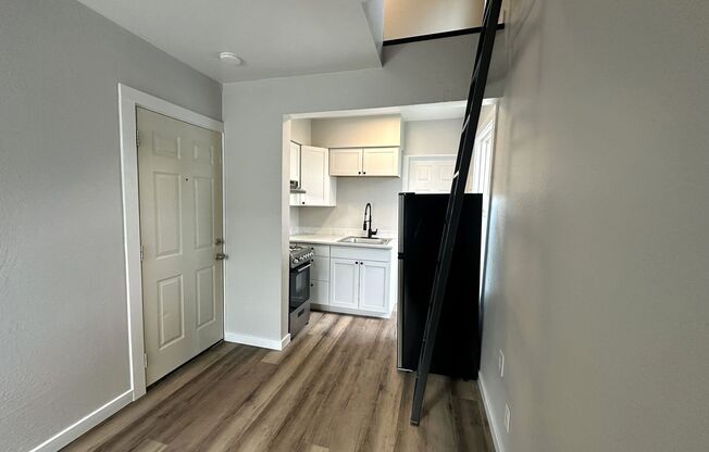 Studio, 1 bath, 325 sqft, $1,195, Unit Unit 5