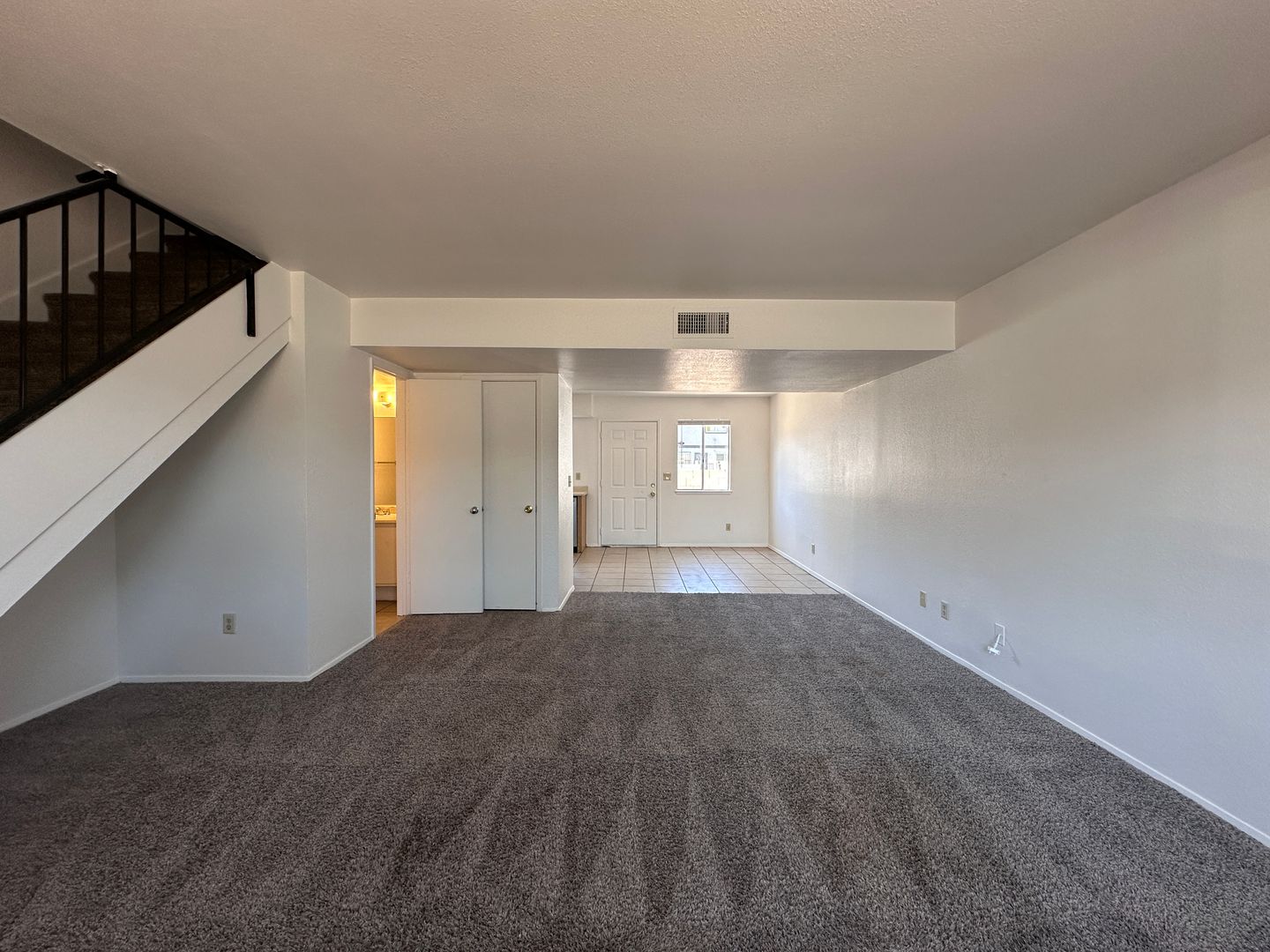 2 BED 2 BATH TOWNHOME NEAR THE I-15 AND CHEYENNE