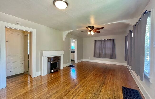 ADORABLE 4 bedroom standalone home - AVAILABLE NOW!