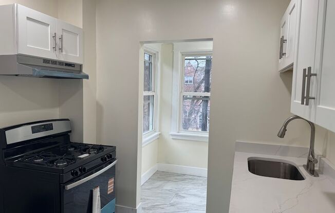 3 beds, 1 bath, $2,395, Unit 5714A Beacon Street