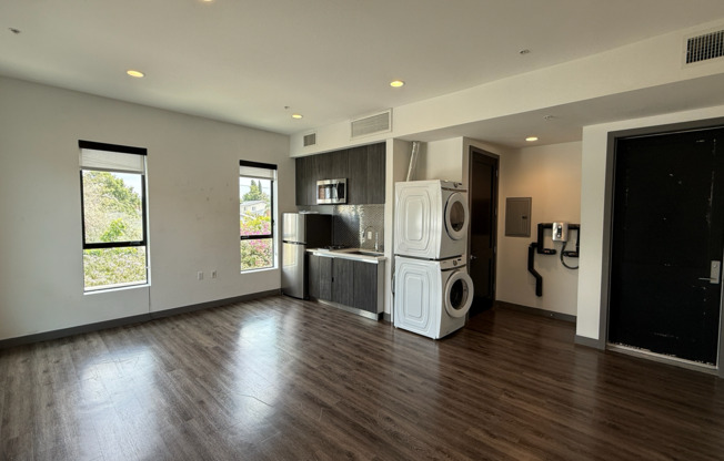 Come home to Modern Townhouse in Culver City!