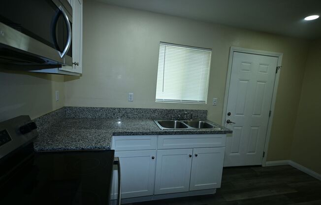 3 Bedroom Apartment -NO PETS -2830 Cedar St